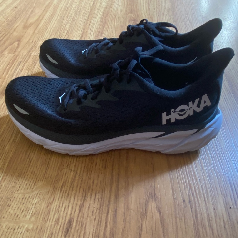 Hoka Clifton 8- Women’s 8.5B in Black